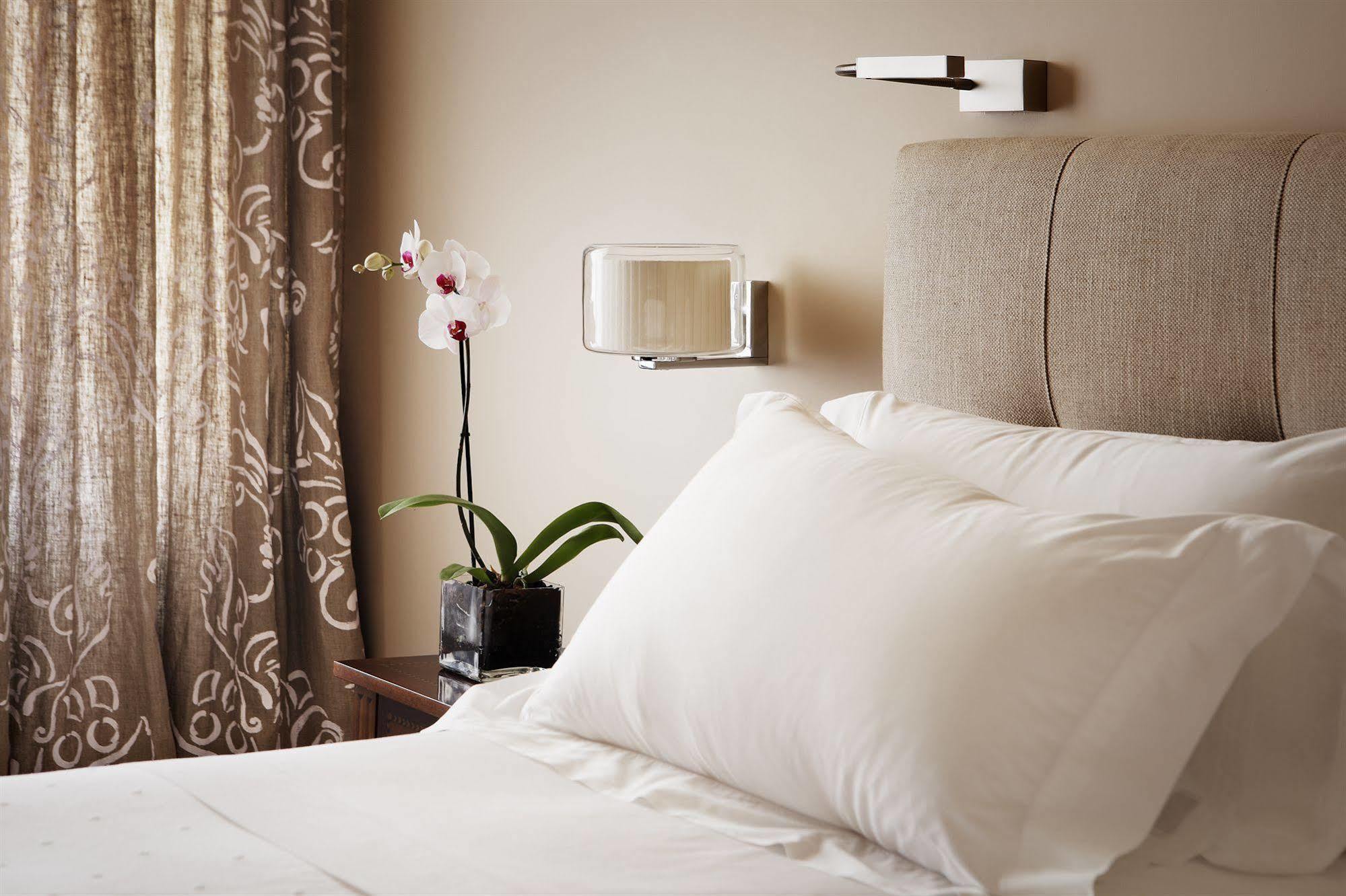 Hotel Rector ซาลามังกา ภายนอก รูปภาพ A wall-mounted light