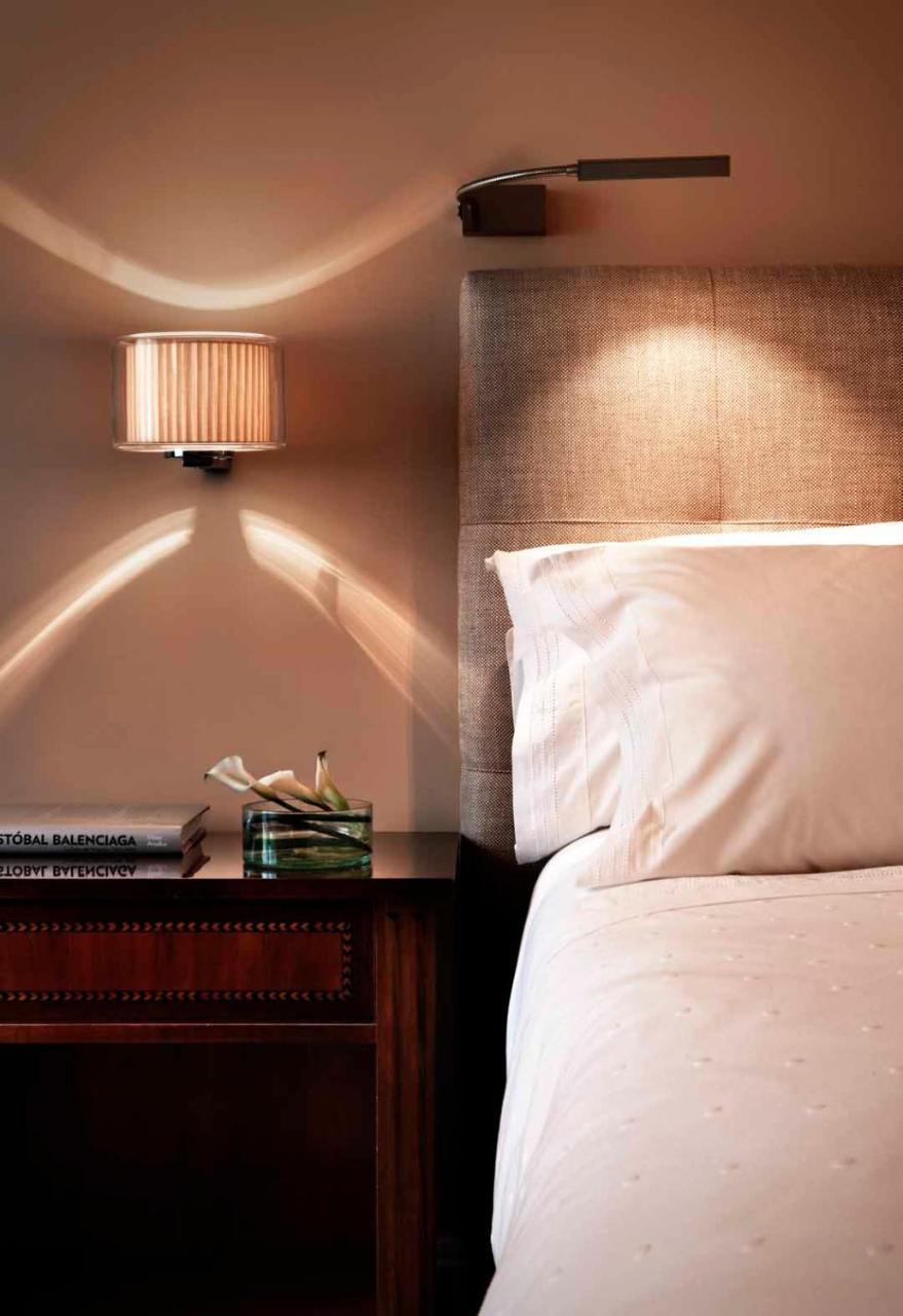 Hotel Rector ซาลามังกา ภายนอก รูปภาพ A wall light